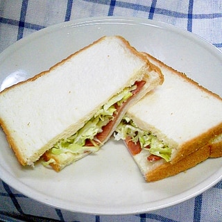 炙り焼豚と千切りキャベツのサンドイッチ